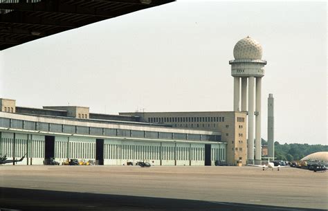 why did tempelhof airport close